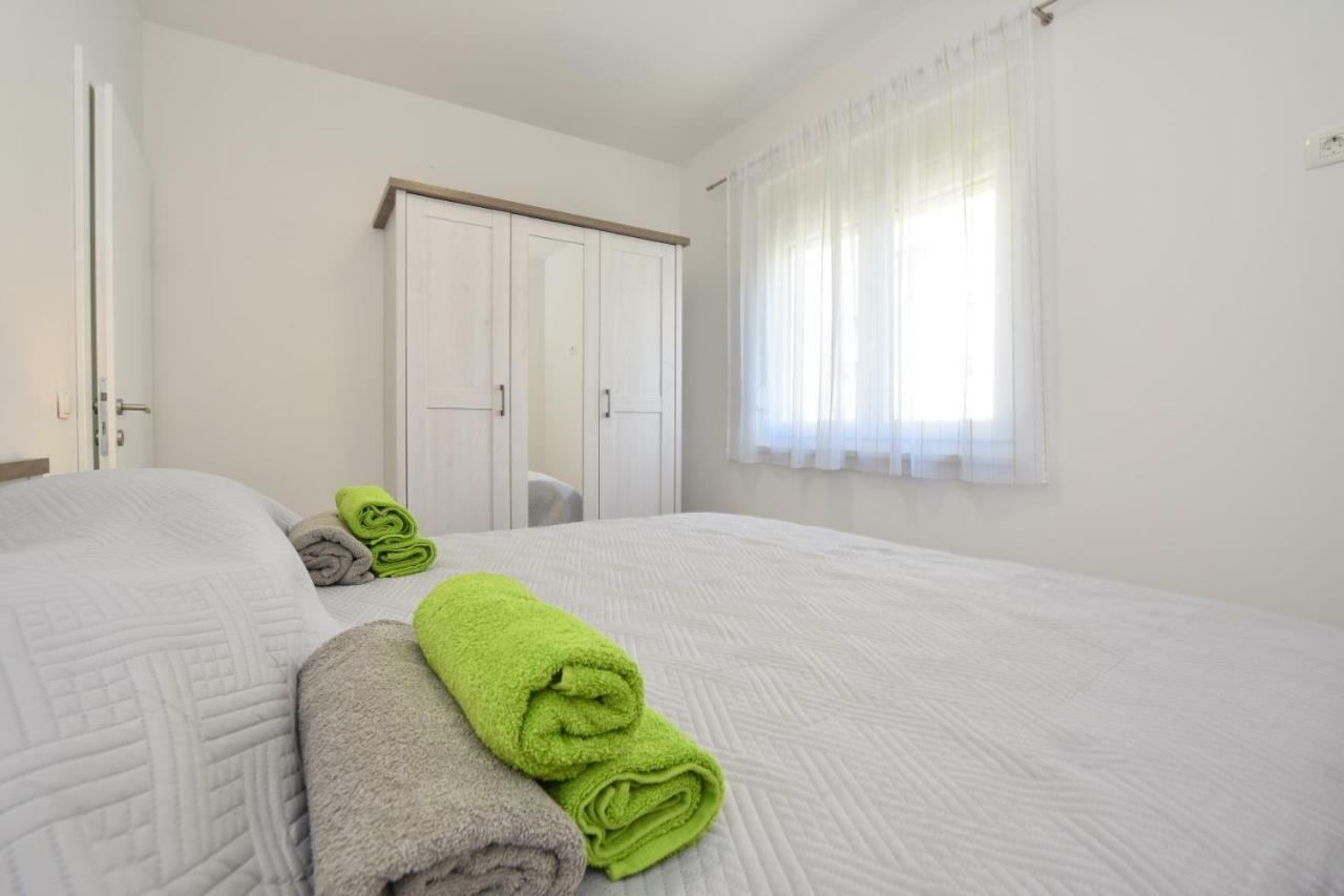 Apartmani Iva&Ante Dugi Rat Exterior photo